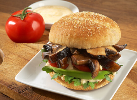 Sandwich de portobellos grillés sur pain hamburger Crustini D’Italiano avec mayonnaise orange et chili 
