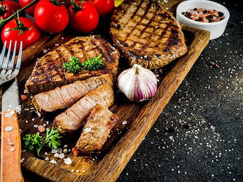 Steak grillé servi sur un plateau pour le souper