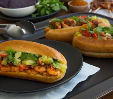 Hot dog aux crevettes cajuns grillées avec salsa à l’avocat D’Italiano