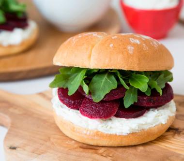 Sandwich aux betteraves grillées, à la roquette et au fromage de chèvre D’Italiano